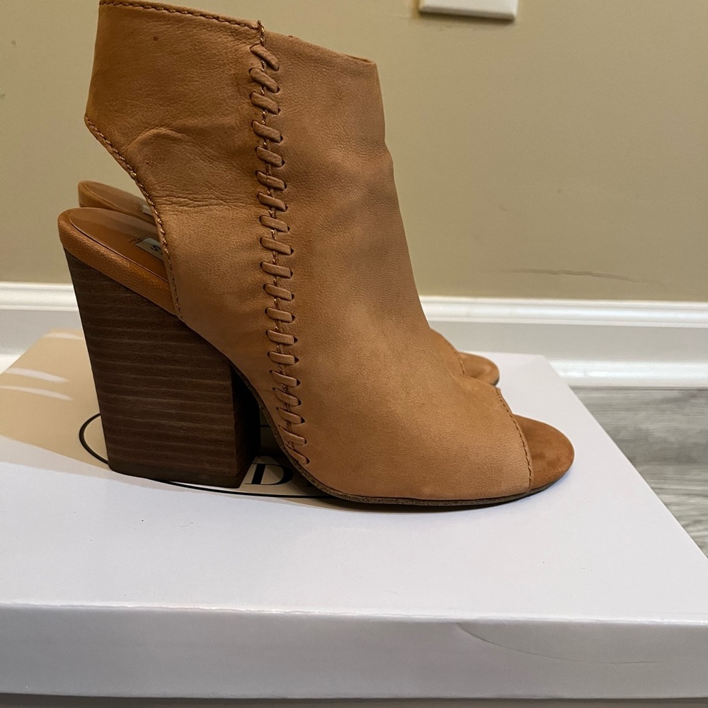 Tan Steve Madden Heels, Size 8 - Picture 3 of 6